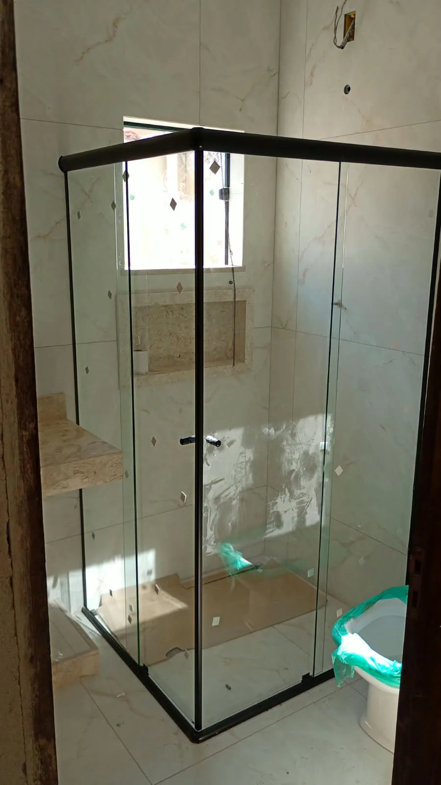 Box de canto em vidro incolor com perfis pretos em banheiro claro — box para banheiro em Lavras MG