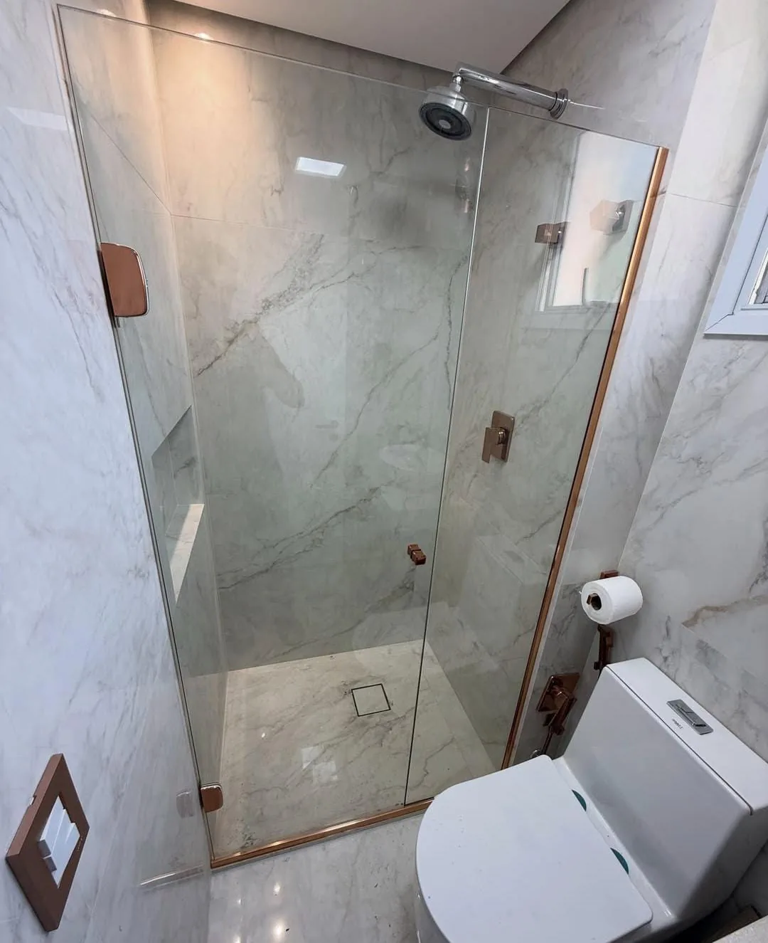 Box para Banheiro em Lavras — Box de vidro para banheiro com dobradiças e perfil rose gold — box para banheiro em Lavras